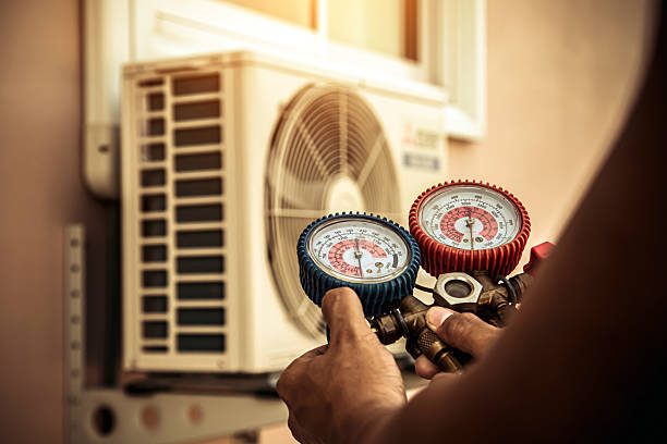 Professional Hvac technician working in Jacksonville Beach, FL